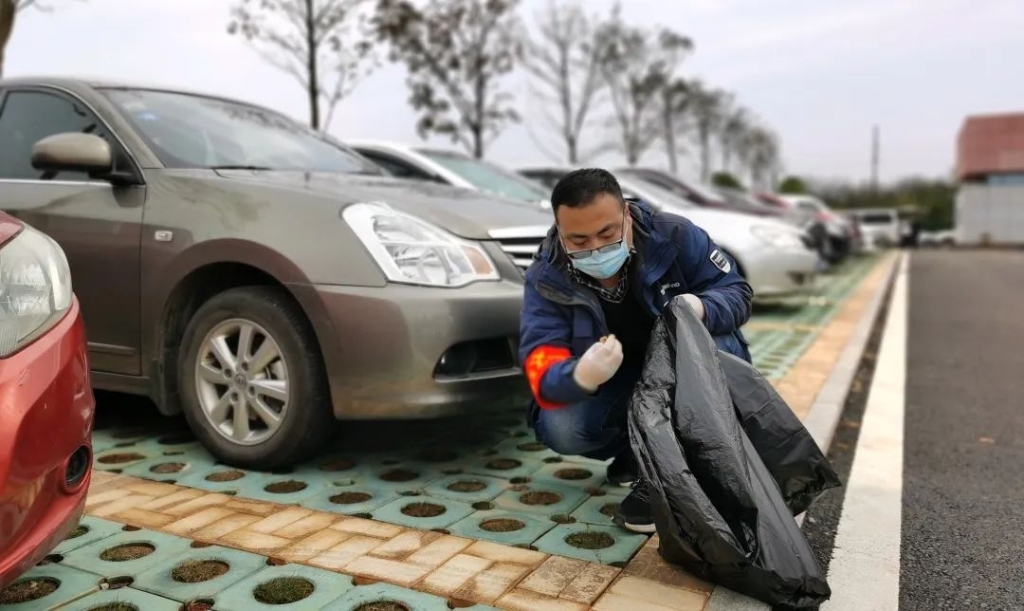 k1体育
党员志愿者开展义务环境清扫