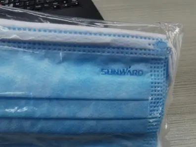 k1体育
首批2万个口罩援助海外