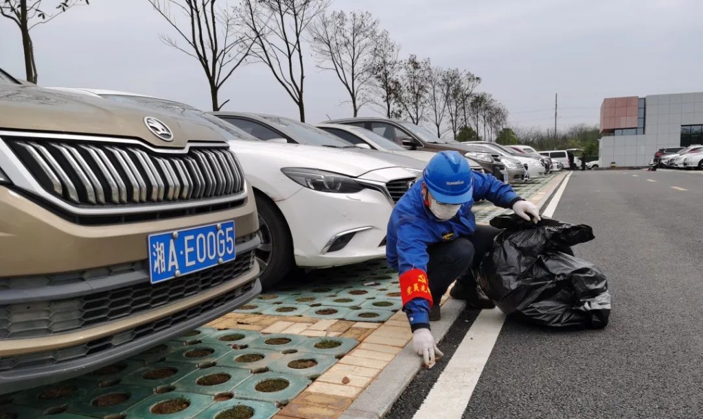 k1体育
党员志愿者开展义务环境清扫