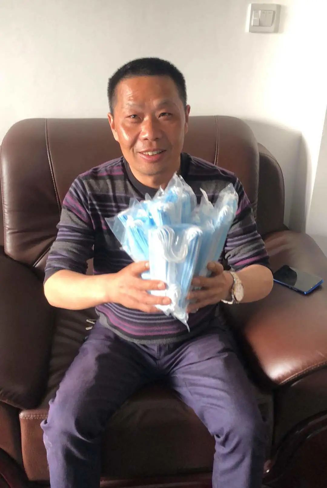 k1体育
首批10万只自产口罩发放客户