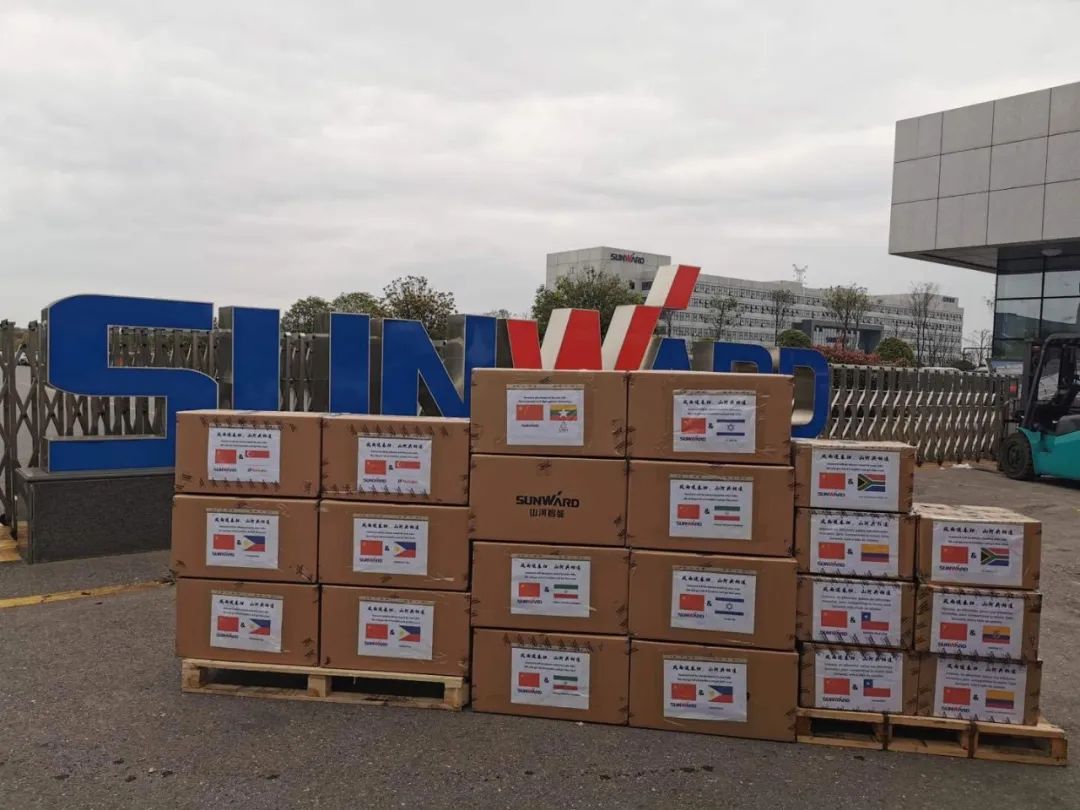 k1体育
首批2万个口罩援助海外