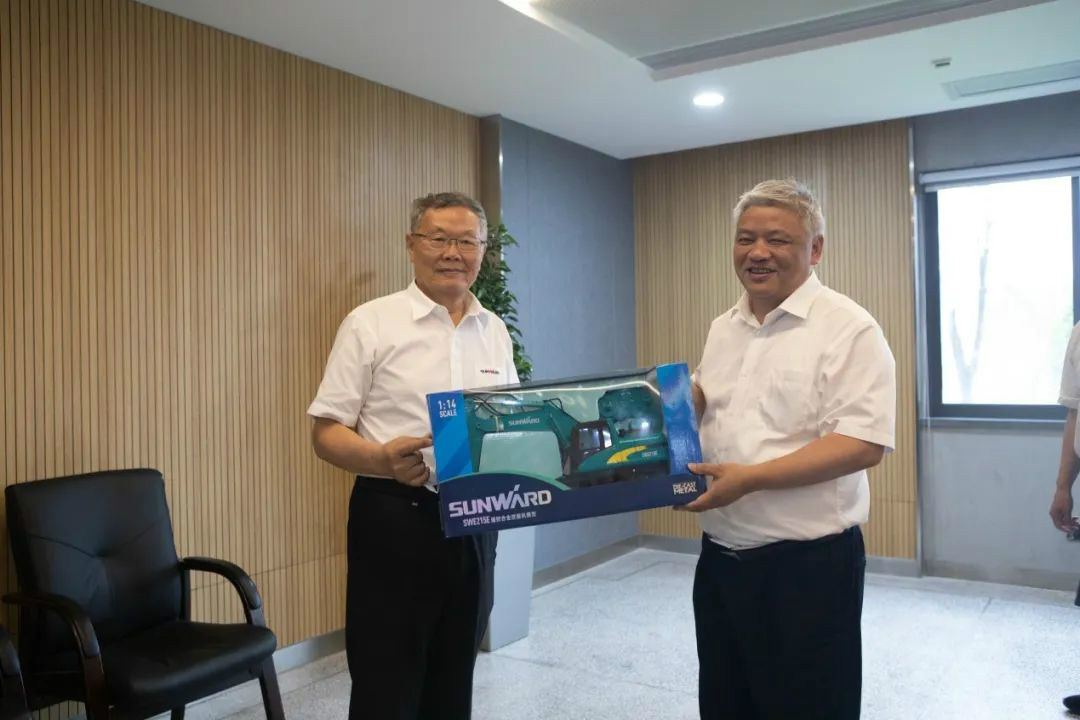 湖南黄金集团董事长黄启富一行考察k1体育
