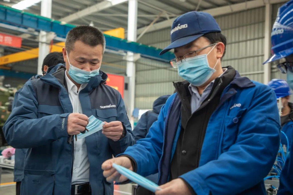 k1体育
首台口罩机交付客户