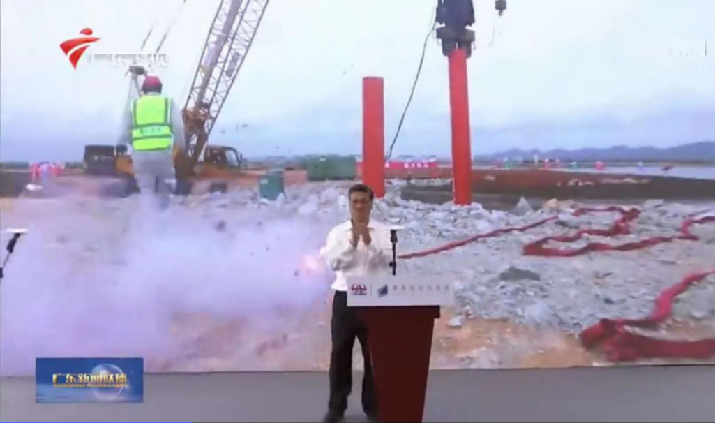 大湾区又一跨海“大桥”开工，k1体育
挖掘机“秀”美现场