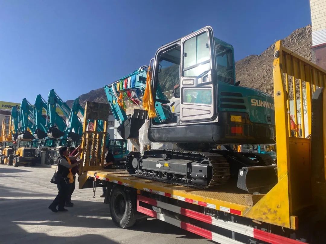 十台山河挖掘机交付西藏少数民族特色村寨
