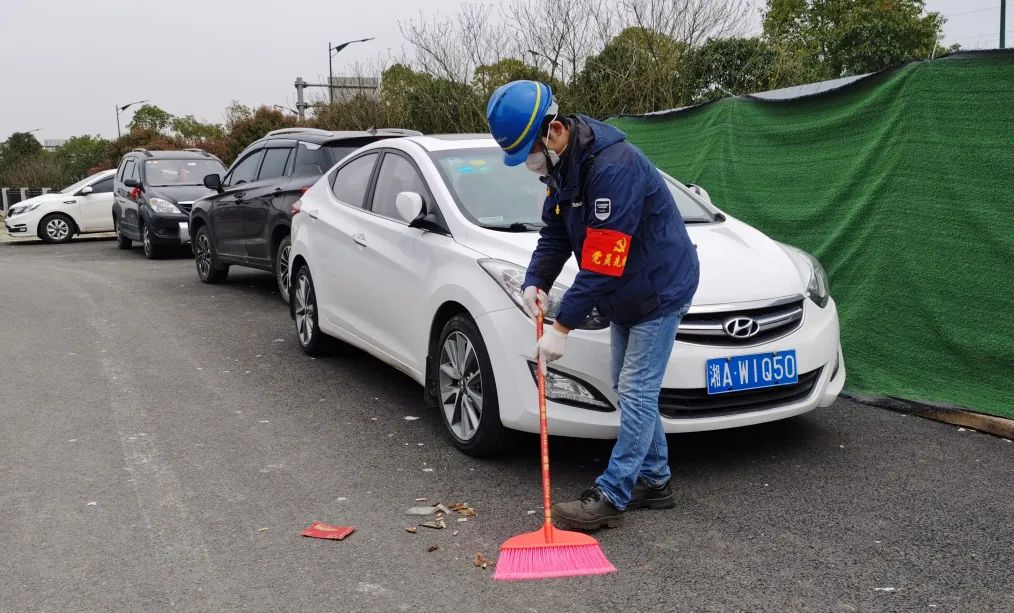 k1体育
党员志愿者开展义务环境清扫