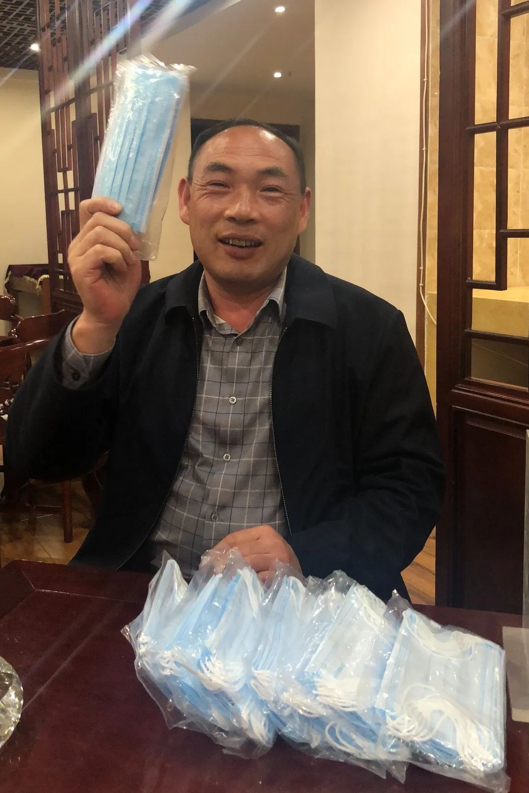 k1体育
首批10万只自产口罩发放客户