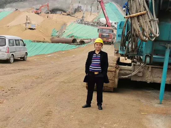 从事基础施工32年的老行家为k1体育
旋挖钻机代言