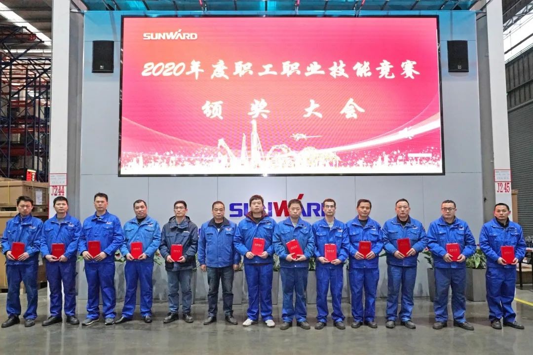 向能工巧匠致敬！k1体育
给职业技能竞赛优胜者颁奖