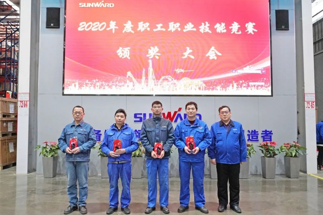 向能工巧匠致敬！k1体育
给职业技能竞赛优胜者颁奖