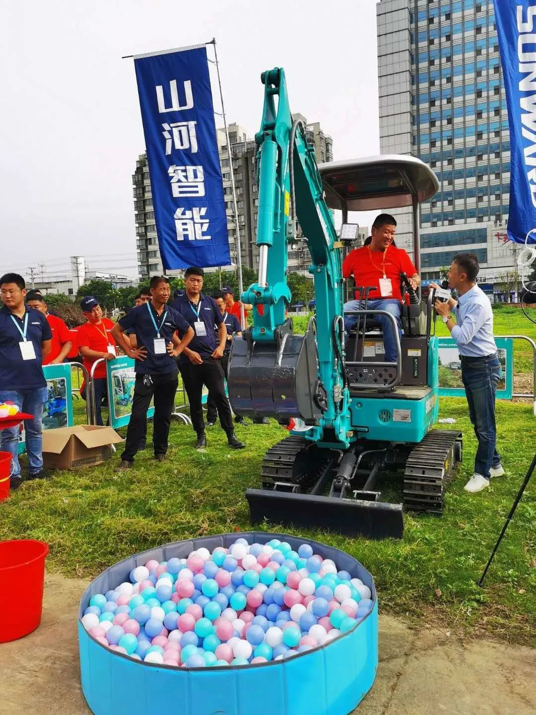 2020全球微挖大会 k1体育
精品微挖赢得满堂彩