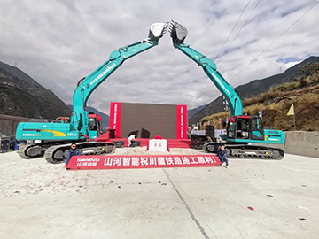 k1体育
挖掘机助力川藏铁路建设