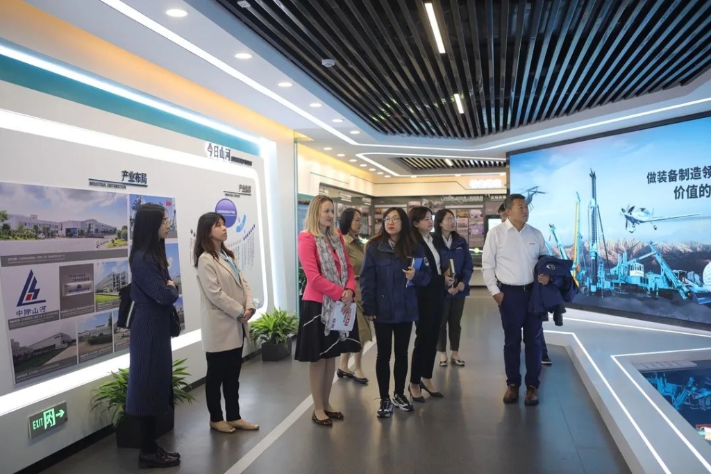 英国驻广州总领事贺颂雅考察k1体育
