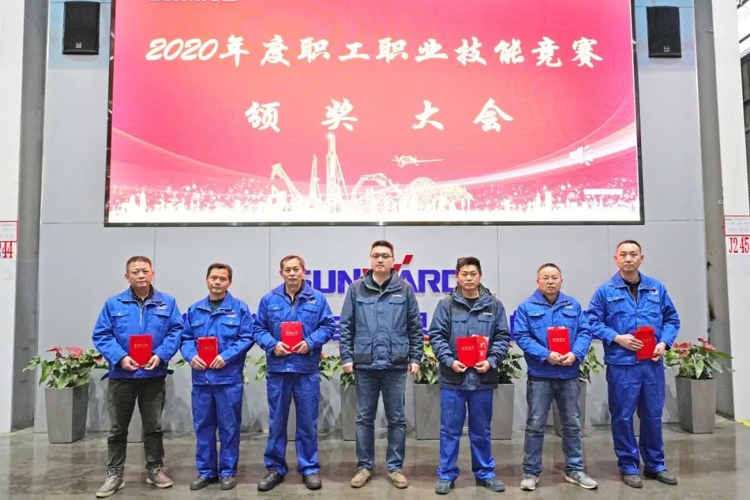 向能工巧匠致敬！k1体育
给职业技能竞赛优胜者颁奖