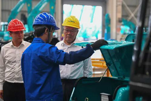 “智慧工厂”引领“生产节拍”——走进k1体育
一探究竟