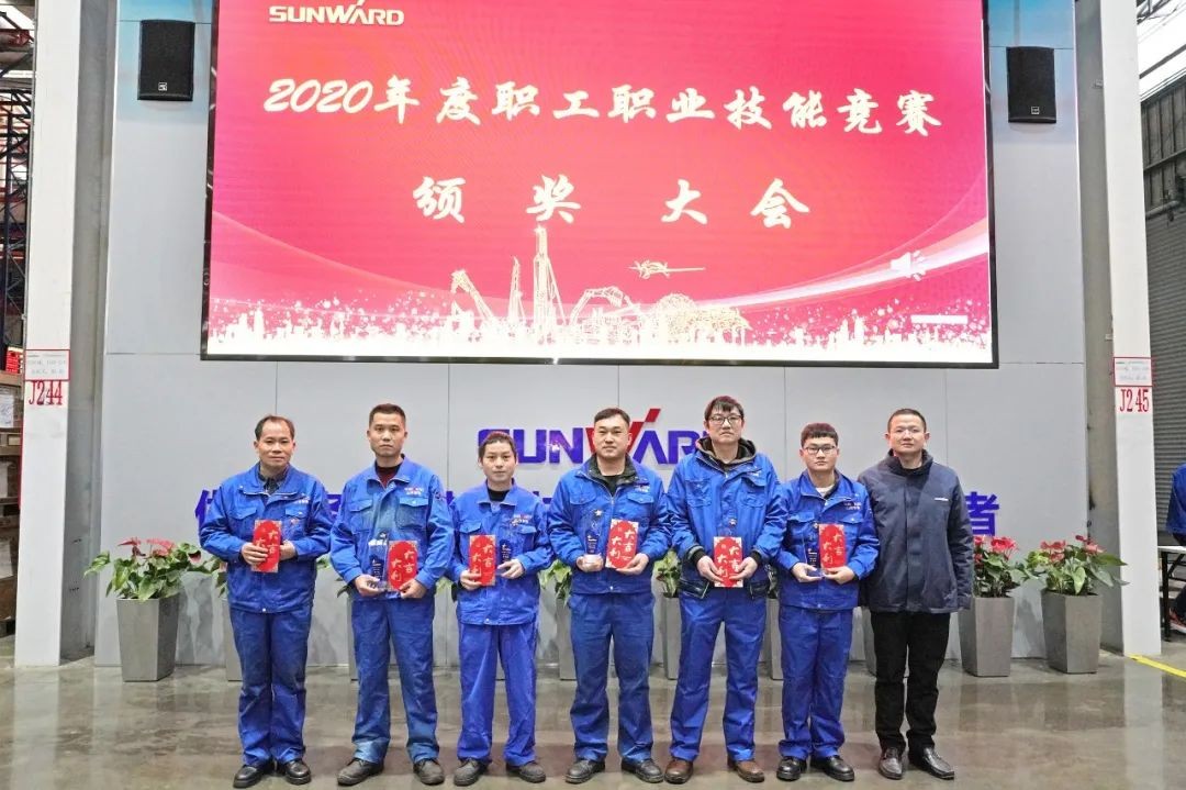 向能工巧匠致敬！k1体育
给职业技能竞赛优胜者颁奖