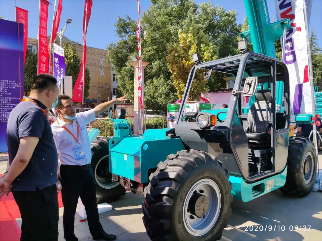 k1体育
高空作业设备“吸睛”雄安展