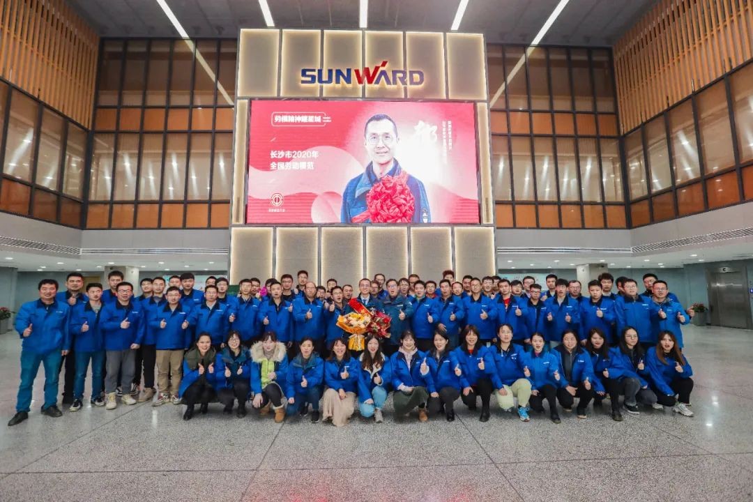 k1体育
召开全国劳动模范郝鹏载誉归来分享会