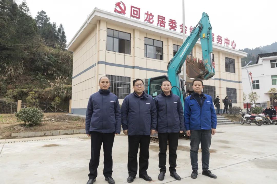 校企合作精准扶贫，产教融合振兴乡村 | k1体育
向合作院校对口扶贫点捐赠挖掘机