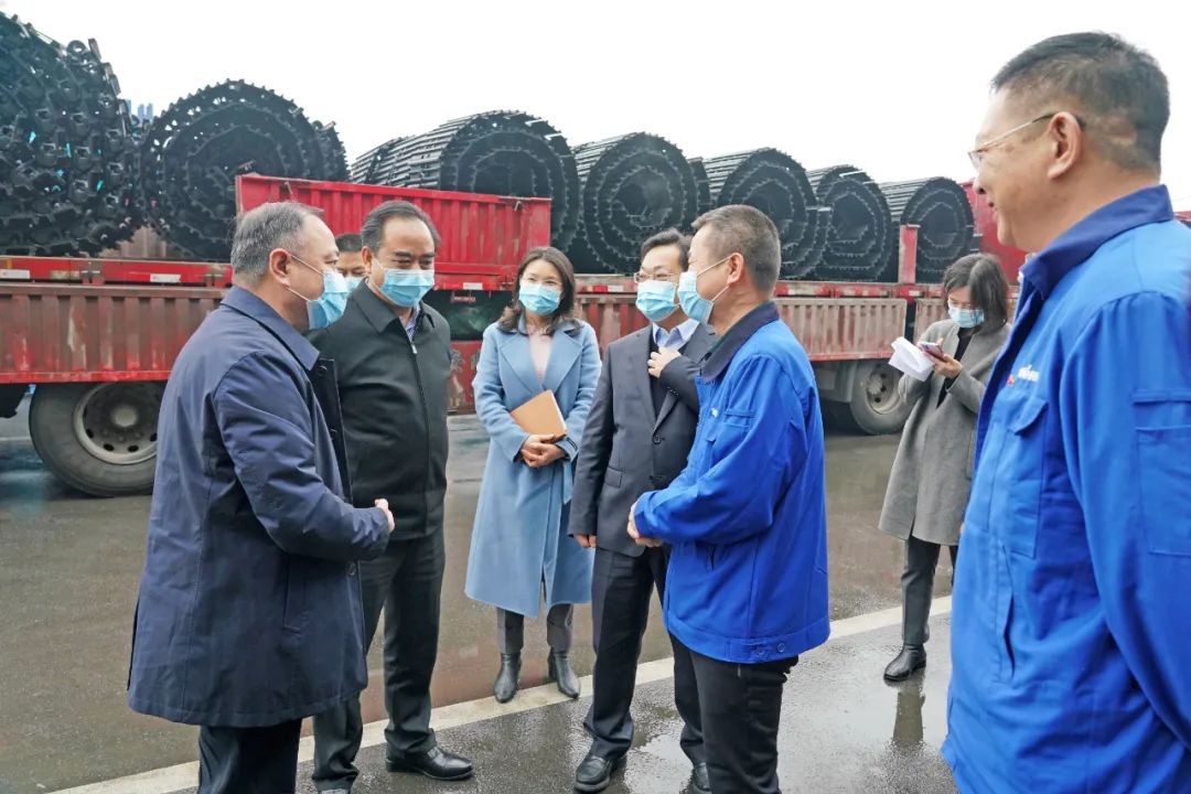 张庆红慰问k1体育
困难党员