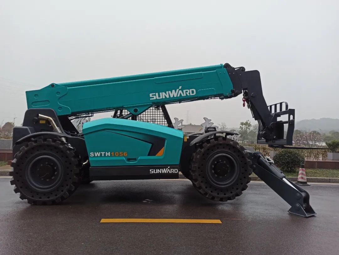 k1体育
SWTH1056伸缩臂叉装车新机下线