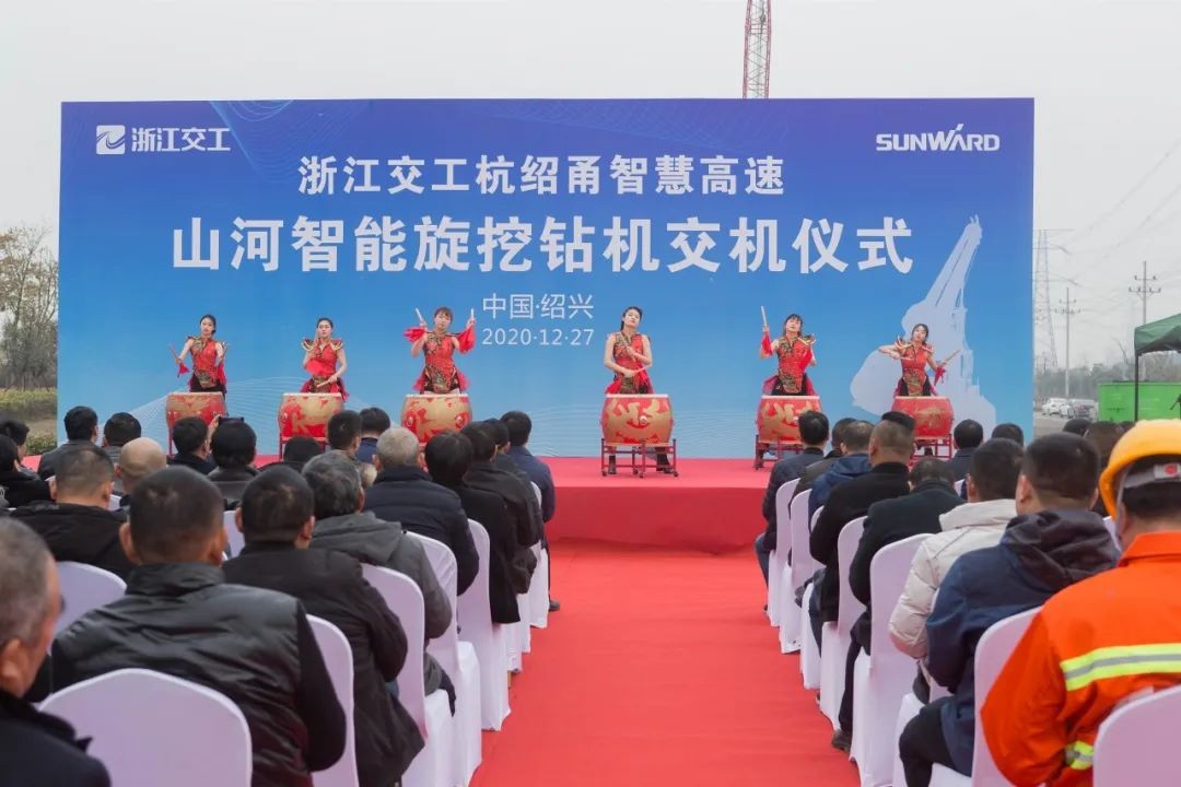 k1体育
旋挖钻机全面参建中国首条智慧高速公路
