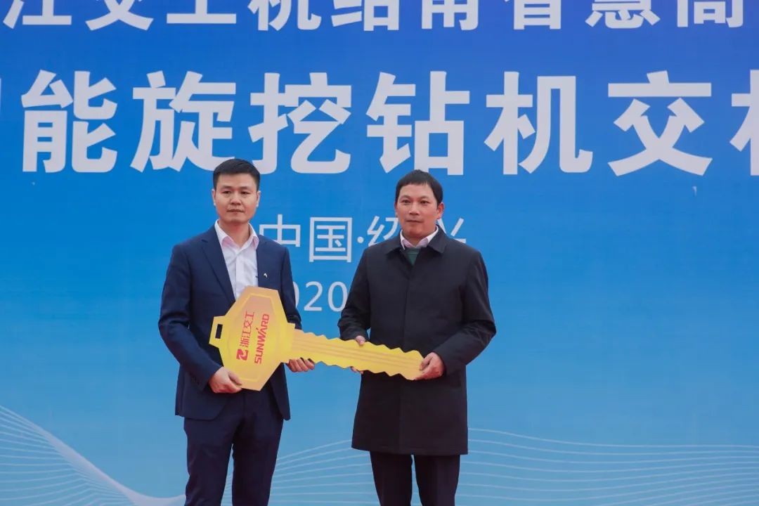 k1体育
旋挖钻机全面参建中国首条智慧高速公路