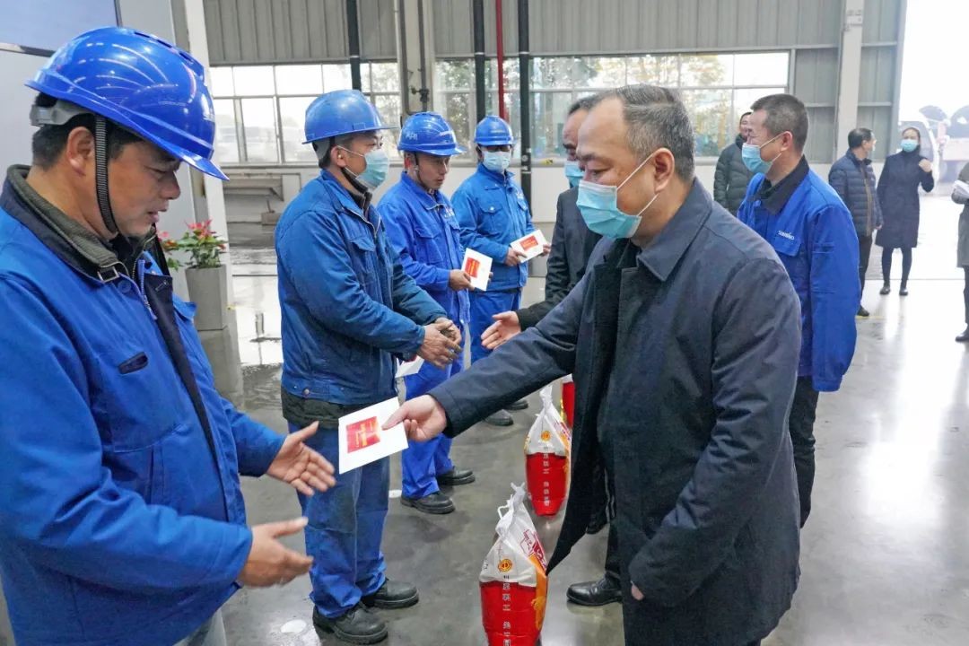 张庆红慰问k1体育
困难党员