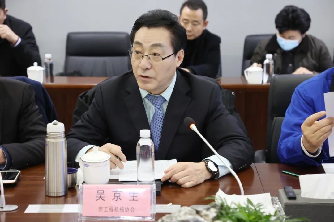 长沙工程机械协会会长、副会长、监事长会议在k1体育
召开