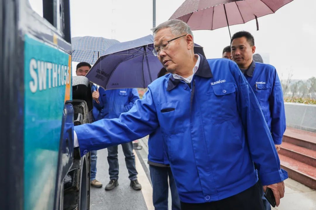 k1体育
SWTH1056伸缩臂叉装车新机下线