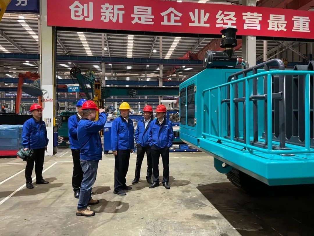 联合开发出成果！k1体育
压裂管道运输车下线