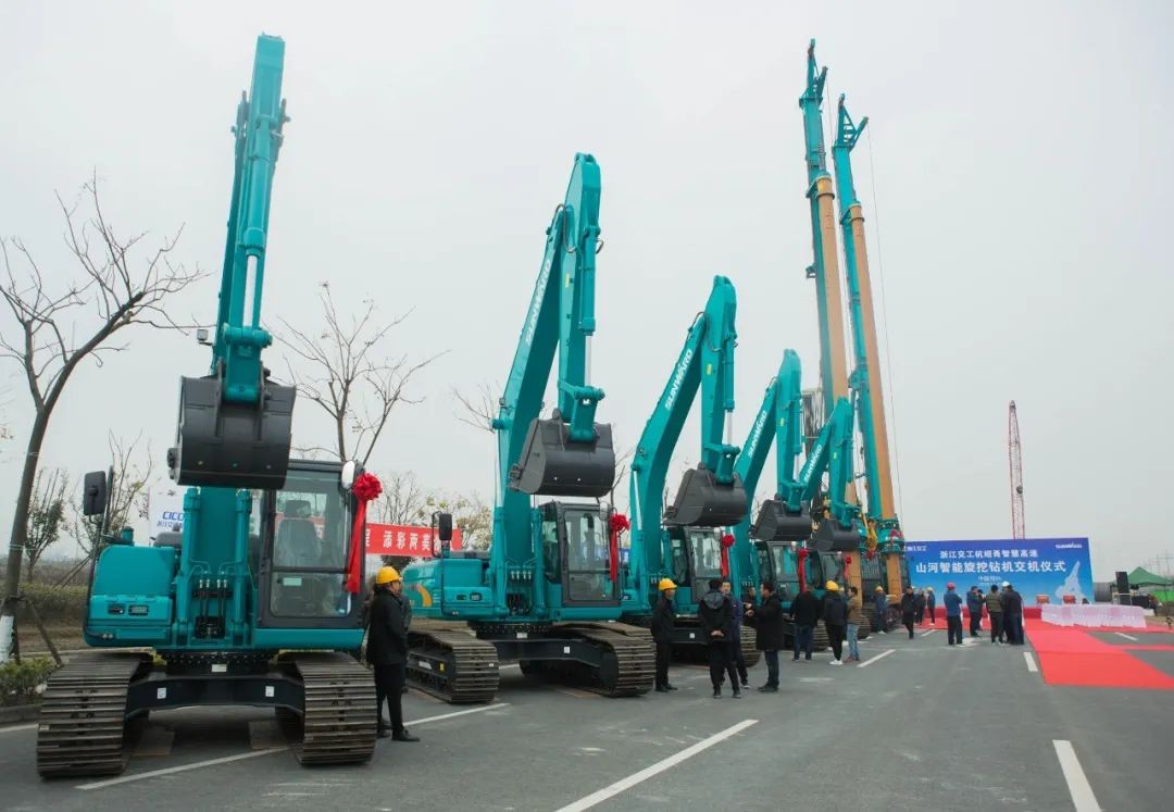 k1体育
旋挖钻机全面参建中国首条智慧高速公路