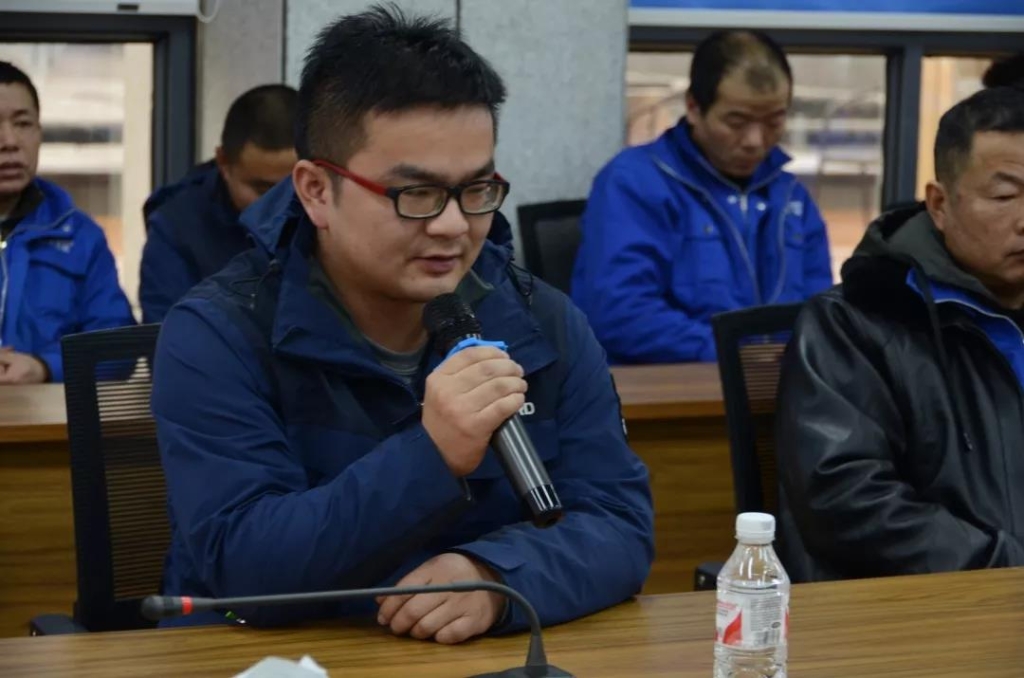 k1体育
召开春节困难职工座谈会