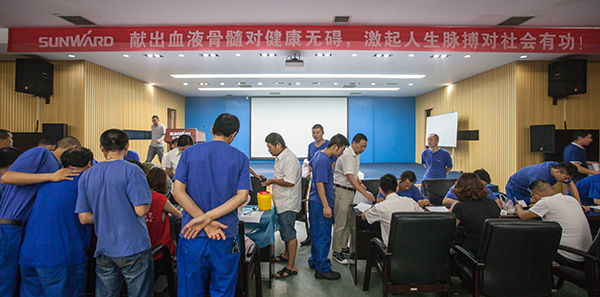 k1体育
百余员工 冒雨争相献血