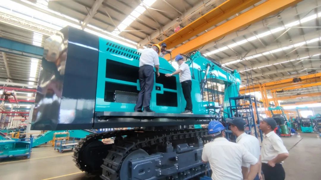 够炫！够酷！k1体育
超大型挖掘机SWE750F下线