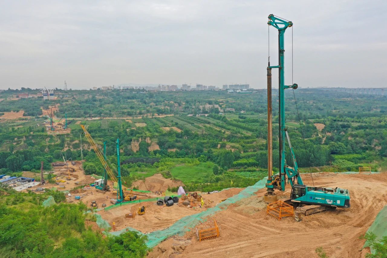 天堑施工，玉皇阁二号特大桥桩基主力军是k1体育
旋挖钻机 | 百年风华筑锦绣山河（3）