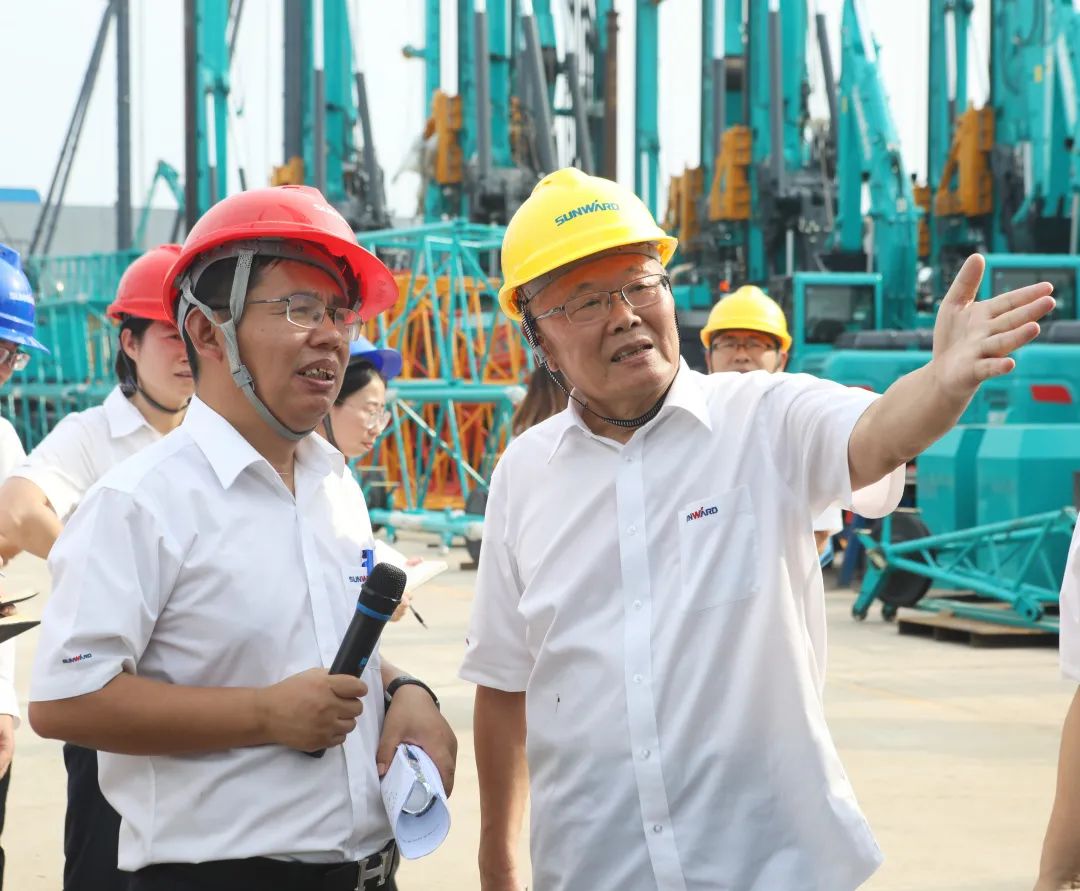 双鹰翱翔,“E”往无前!——k1体育
新一代E系列起重机下线!