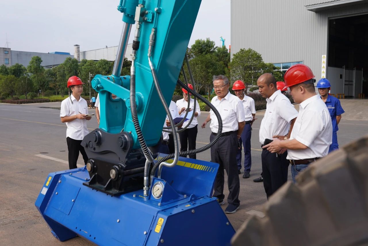 国内首台！k1体育
15吨级轮履两用开带机成功下线