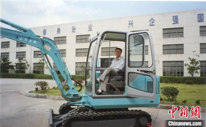 媒体聚焦 | 中新社专访——k1体育
创始人何清华：向着太阳奔跑的筑梦人