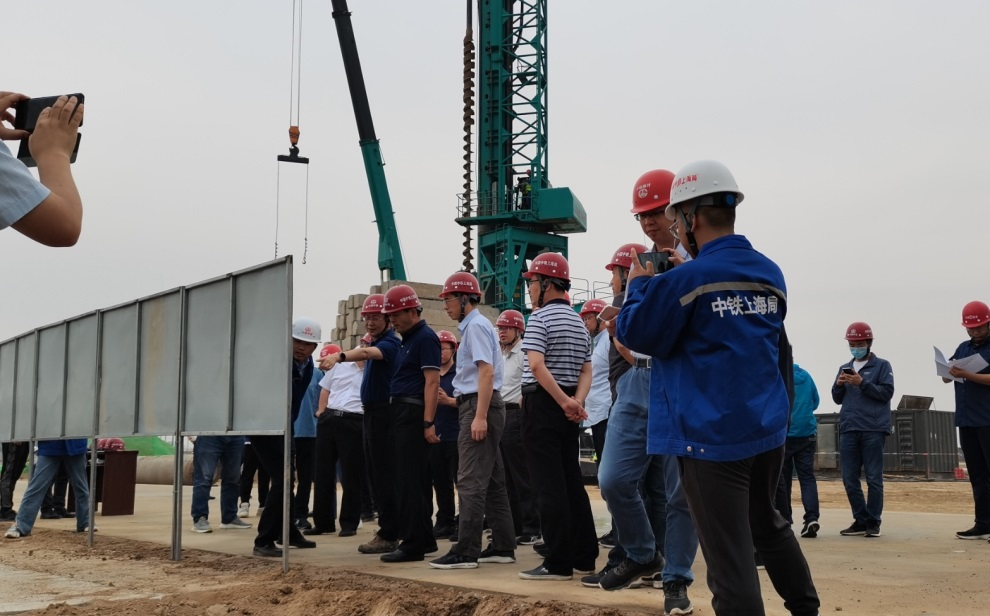 创下纪录！k1体育
引孔式静力压桩机首次应用于高铁项目