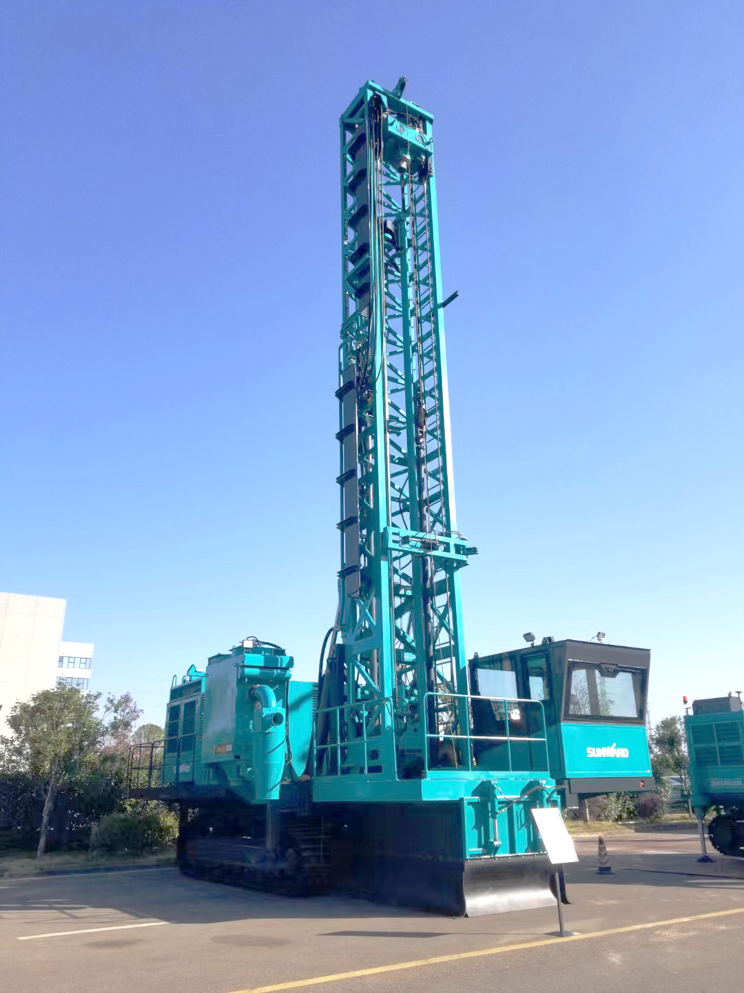 两种钻进模式+更大扭矩！k1体育
自主研制的全液压牙轮钻机下线