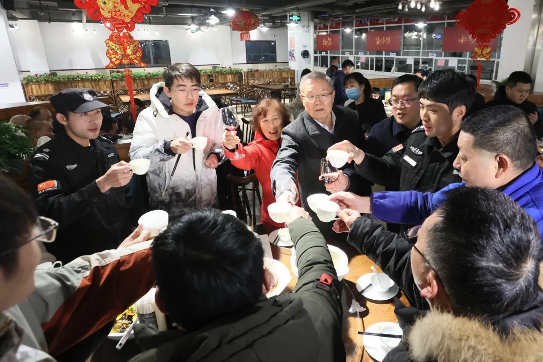 k1体育
董事长何清华与留厂员工一起过大年！