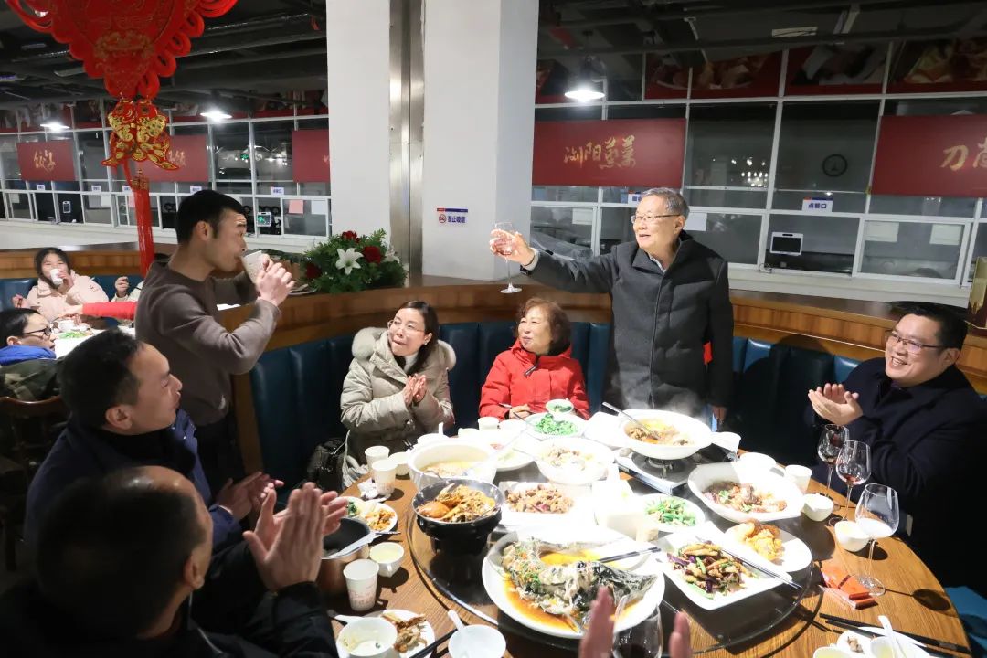 k1体育
董事长何清华与留厂员工一起过大年！