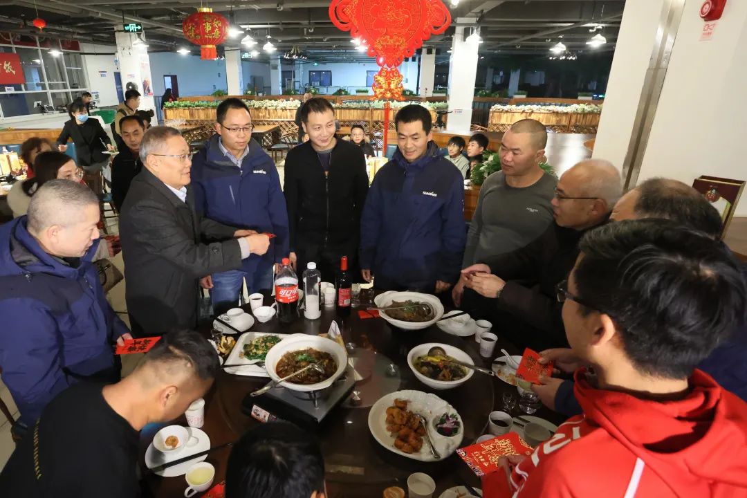 k1体育
董事长何清华与留厂员工一起过大年！