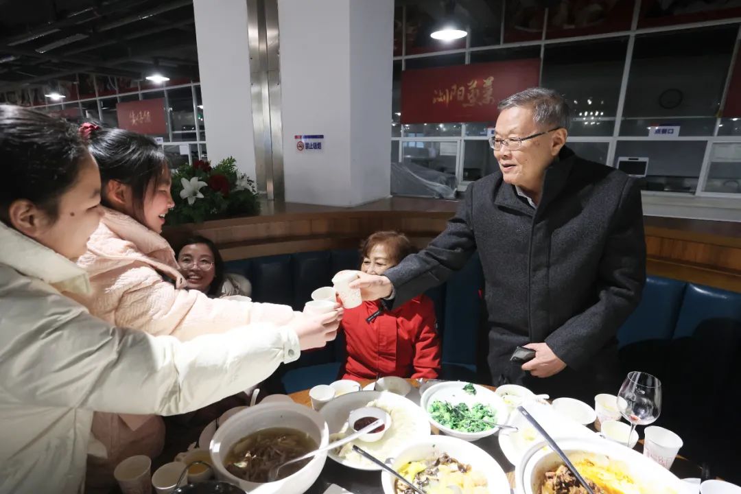 k1体育
董事长何清华与留厂员工一起过大年！