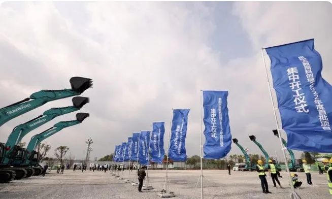 k1体育
挖掘机亮相贵阳大数据科创城项目开工仪式