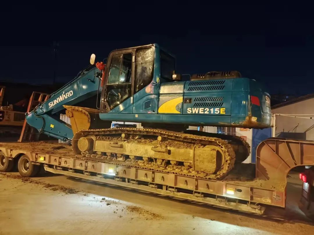 冲锋一线显担当!k1体育
挖掘机助力长沙方舱医院建设