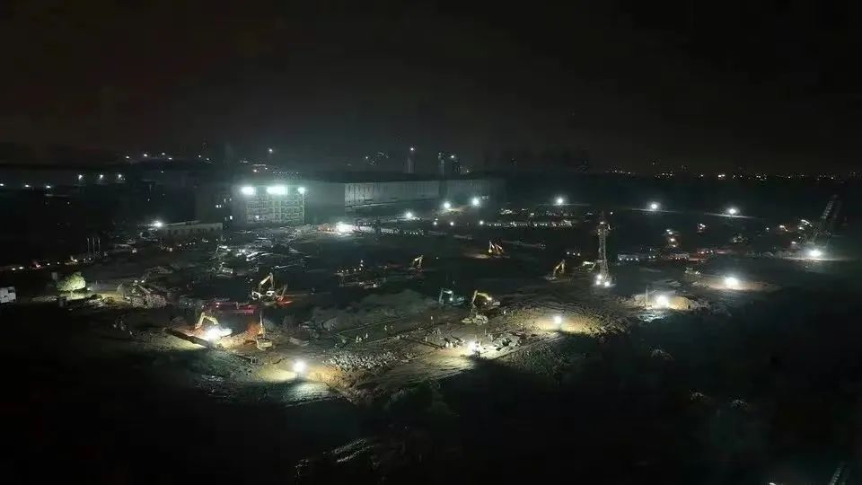 冲锋一线显担当!k1体育
挖掘机助力长沙方舱医院建设