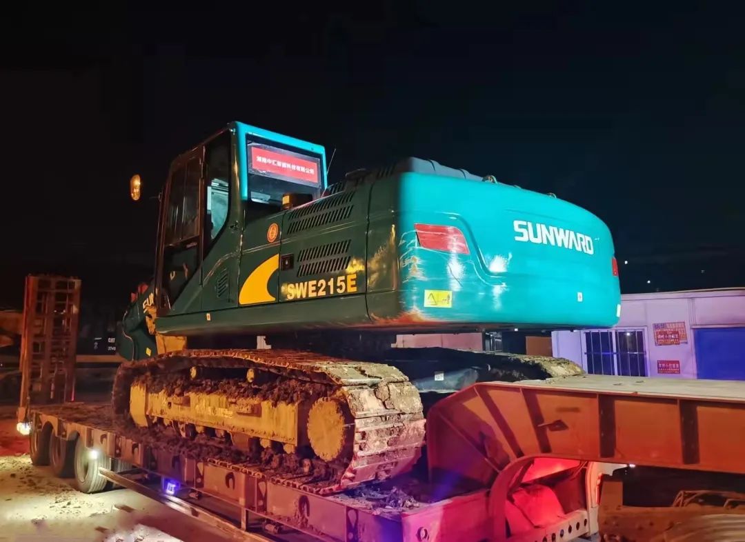 冲锋一线显担当!k1体育
挖掘机助力长沙方舱医院建设