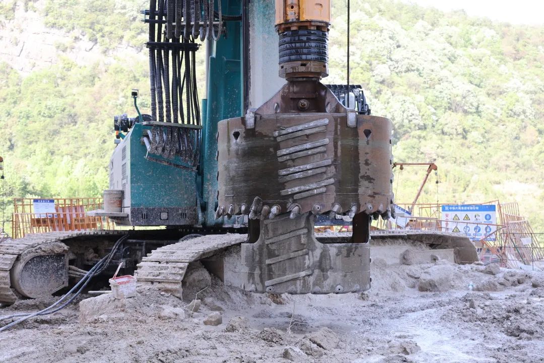 展现施工“奇效”！k1体育
旋挖钻机强势助力炉慈高速公路建设